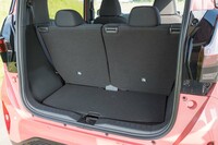 荷室の容量は最小値で107リッター。後席を前にスライドしたり背もたれを倒したりすることでスペースを拡大できる。