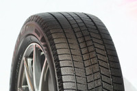 トレッド面で目を引くのがL字型のサイプ。接地面内への水の侵入を防ぐとともに接地面にある水を吸い上げ、接地面積を最大化させる。