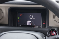 「N-BOXジョイ」のメーターパネルは7インチの液晶タイプ。映り込みを抑えたパネルでバイザーレス化を実現している。