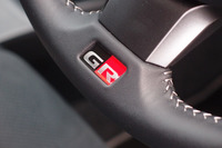 ステアリングホイールの下部に添えられる「GR」のエンブレム。写真は、「ヴィッツGRスポーツ“GR”」のもの。