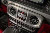 従来モデル同様、新型「Gクラス」にはフロント、センター、リアの3カ所にデフロックが装備されており、センタークラスターのスイッチ操作で“直結”にすることができる。