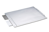 「日産リーフ」に使用されるリチウムイオンバッテリーのセル。左側から出ているのがタブ（端子）だ。62kWh仕様の「リーフe＋」では、このパウチ状のセルが288個も搭載される。