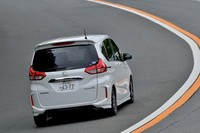 「フリード モデューロX」の開発にあたっては、デザイナーも走行テストに参加。エンジニアと（激）論を交えながら空力性能とデザインを追求してきたという。