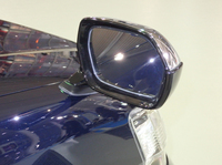 フェンダーミラーはタクシー車両に必須のアイテム。従来製品よりも、ミラー内に映せる面積を拡大した。