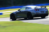 エンジン、ドライブトレイン、サスペンション、空力パーツと、あらゆる箇所に手を加えて「GT-R」の走りを高める「クラブマンレーススペック」。走りを追求するGT-Rオーナー向けの、ぜいたくなプログラムといえるだろう。