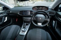 小径のステアリングホイールの上からメーターを眺める、プジョー特有の「i-コックピット」。速度計の針は左から上がるオーソドックスなタイプだが、エンジン回転計の針は右から左へと上がるのが面白い。