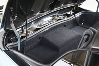 2ピース構造のハードトップは、キャビン背後の収納スペース（容量52リッター）に収まる。