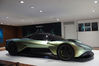 アストンマーティンとしては初となるミドエンジンの量産プラグインハイブリッドスーパーカー。1000PS以上のシステム最高出力を誇る。