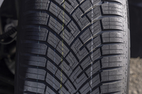 トレッド剛性に優れたC字型のブロックが新型の証し。センターの部分はセルフレインフォースによってブロック同士が結合されている。