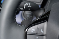 走りに関する点では、「Sペダルドライブ」のスイッチを廃止。代わりに、これまでは回生ブレーキを強める側の操作しかできなかったステアリングパドルで、回生ブレーキの強弱両方を制御できるようになった。