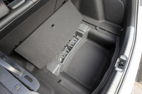 フロアボードの下には容量42リッターの床下収納を確保。開閉時のテールゲートの軌跡をコンパクトに抑えるなど、実用性にも配慮がなされている。