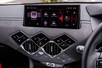 センターコンソール上部のモニターは、従来型の7インチから10.3インチにサイズアップ。周囲の状況を俯瞰（ふかん）映像でモニターに表示する「360°ビジョン」も搭載される。