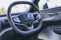 コックピット周辺のデザインは極めてシンプル。ステアリングホイールは上端・下端がややフラットになっている。