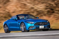 ルーフの開閉に要する時間はそれぞれ15秒ほど。60km/h以下であれば走行中でも操作できる。