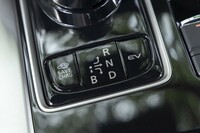 エンジンの発電によって駆動用リチウムイオンバッテリーの容量を維持する「セーブ」モードと回復する「チャージ」モード、さらにバッテリーのみでの走行を優先する「EV」モードに切り替えられる。