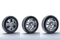 足もとの仕様はグレードや駆動方式によって大きく異なる。写真は、向かって左が「G／T」のFF車に装備される、155/65R14サイズのタイヤとスチールホイールおよびフルホイールキャップ。中央が「Gプレミアム／Tプレミアム」のFF車に装備される165/55R15サイズのタイヤとアルミホイール。右が全グレードの4WD車に装備される、165/60R15サイズのタイヤとアルミホイール。