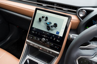 全車標準装備となる、コネクテッドナビ対応の9.8インチディスプレイオーディオ。既存のモデルでは「シンプルすぎる」と声のあったパワートレインの状態を示すアニメーションは、質感の高いものに改められた。