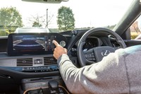 駐車支援システム「アドバンストパーク」を体験する筆者。最新の高度運転技術のおかげで、駐車困難と思われる狭小スペースにも、全自動で素早く駐車してくれた。