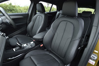 試乗車の電動パーフォレーテッドダコタレザーシートは、「ハイラインパッケージ」に含まれるオプションアイテム。運転席には2人分のメモリー機能が備わる。