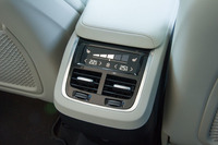 後席用の空調スイッチ（写真中央）にも、タッチパネルが採用されている。