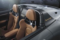 
	「911R」のものによく似た肉薄のシート。「911スピードスター」は2シーターで、同じオープンモデルの「911カレラ カブリオレ」とは違い、後席は用意されない。
	