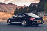 グラマラスなフェンダーラインが目を引くリアビュー。「B」が浮かび上がるコンビランプやオーバル型のマフラーエンドも特徴的。