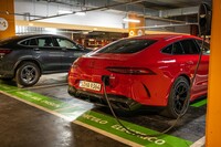 充電中の「AMG GT63 S Eパフォーマンス」（写真右）。一充電あたりのEV走行可能距離は12kmとなっている。