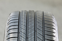 「プライマシーSUV＋」のトレッドパターン。細かく分割したブロックを多めに配置したデザインは、ノイズのピークを下げて騒音を低減するのに貢献する。また排水性を高めるサイプ（細溝）の多さも特徴となっている。