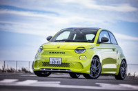2023年10月に上陸した新型電気自動車（BEV）「アバルト500e（チンクエチェント イー）」。間もなく3四半世紀を迎えるアバルトブランド初のBEVで、同社の電動化戦略の中核を担うとされるニューモデルだ。