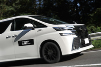 「トヨタ・ヴェルファイア」で一般道を行く。「ADVAN dB V552」はプレミアムミニバンとの相性も上々だ。