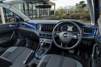 「TSI Rライン」のインストゥルメントパネルまわり。装飾パネルの色は、ボディーカラーがブルーとオレンジ（ともに有償色）の場合はボディーと同系色、その他の色の場合はグレーとなる。