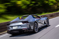 「812スーパーファスト」と同じく、バーチャルショートホイールベースと呼ばれる後輪操舵システムや電子制御デフを装備する「812GTS」。最速のオープンスポーツを標榜（ひょうぼう）し、0-100km/h加速は3秒以下、最高速340km/hという動力性能を実現している。