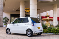 「N-ONE e：」のボディーカラーは写真の「プラチナホワイトパール」と、「フィヨルドミストパール」「シーベッドブルーパール」「ルナシルバーメタリック」、そして新色の「チアフルグリーン」を加えた全5色展開。ルナシルバーメタリック以外は3万3000円の有償色となる。