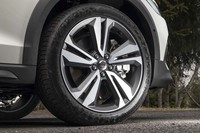 「T5 AWDプロ」のタイヤサイズは前後とも235/45R19。テスト車には快適性能とスポーツ性能の融合がうたわれている「コンチネンタル・プレミアムコンタクト6」が装着されていた。