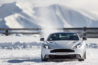 他の参加者が駆る「ヴァンキッシュS」。後輪が跳ね上げた雪が、最高出力588psのハイパワーを感じさせる。