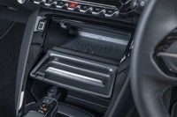 鍵盤スイッチ下にあるふたを開けるとスマートフォンを置くだけで充電できるスペースが現れる。