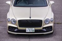 今回の試乗車は、フロントグリルやヘッドランプベゼル、バンパー内部などがブラック仕上げとなる「ブラックラインスペシフィケーション」が選択されていた。「ウイングドB」と呼ばれるノーズのマスコットは車内からのスイッチ操作によって、任意に格納／展開が行えるようになっている。