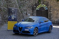 「アルファ・ロメオ・ジュリア グランドツアー」。ここまで派手なアルファは本国イタリアでもあまり見かけないだけに、注目度は高そうである。