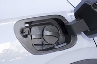 充電ポートは車体の右後方にレイアウト。バッテリー警告灯の点灯から80％充電までに要する時間は約40分とされている（出力90kWの急速充電器の場合）。