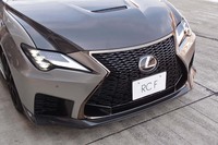 ロアスポイラーやカナードが装着されたフロントまわり。バンパー左右両側にあるエアインテークは開口面積が拡大されている。