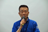 日産OBで、日本モータースポーツ推進機構理事長の日置和夫氏。予定よりも1カ月早い、11月の鈴鹿サーキットでのレストア完成車お披露目をサプライズ発言。