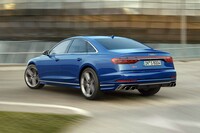 4本出しのエキゾーストフィニッシャーが目を引く「S8」のリアビュー。