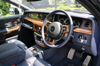 ドライバーズシート。センターコンソールにはファントムの形態をモチーフにした18カラットの金塊が。