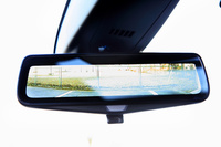 「プラチナム」に標準装備されるリアカメラミラー。テールゲートに備わるリアカメラの映像をルームミラーに表示する仕組みで、通常のルームミラーの約3倍の視野を実現している。