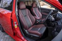 スポーティーなデザインの前席は、シートヒーター付き。運転席には10Way、助手席には8Wayの電動調節機構も備わる。