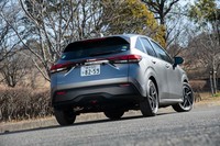 ボディーサイズは全長×全幅×全高＝4045×1695×1520mm。先代モデルより55mm短くなったものの、依然として「ホンダ・フィット」や「トヨタ・ヤリス」といった同カテゴリーのクルマよりも少し長い。