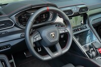 ステアリングホイールは赤いセンターマーカー入り。エンジン始動後は右パドルを引くとドライブに入る。