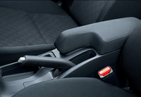 「フィット13G・Fパッケージ ファインエディション」のアームレスト付きセンターコンソールボックス。