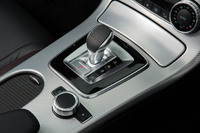 トランスミッションは9段AT。メルセデス・ベンツの多くのモデルがコラムシフト式であるのに対し「SL」や「SLC」ではシフトセレクターがセンターコンソールに備わる。