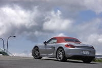 【テスト車のオプション装備】
	ボディーカラー＜GTシルバーメタリック＞＝41万4000円／インテリア＜カレラレッド＞＝75万3000円／ウインドディフレクター＝4万8000円／ポルシェ・トルク・ベクトリング（PTV）＝23万2000円／ポルシェ・セラミックコンポジットブレーキ（PCCB）＝129万2000円／ポルシェ・アクティブ・サスペンション・マネージメントシステム（PASM）＝25万3000円／スポーツクロノパッケージ＝35万8000円／20インチ カレラSホイール＝25万3000円／カラークレスト ホイールセンターキャップ＝3万円／シートヒーター＝7万4000円／フロアマット＝1万9000円／スポーツシート（14段階、電動、メモリー機能付き）＝40万円